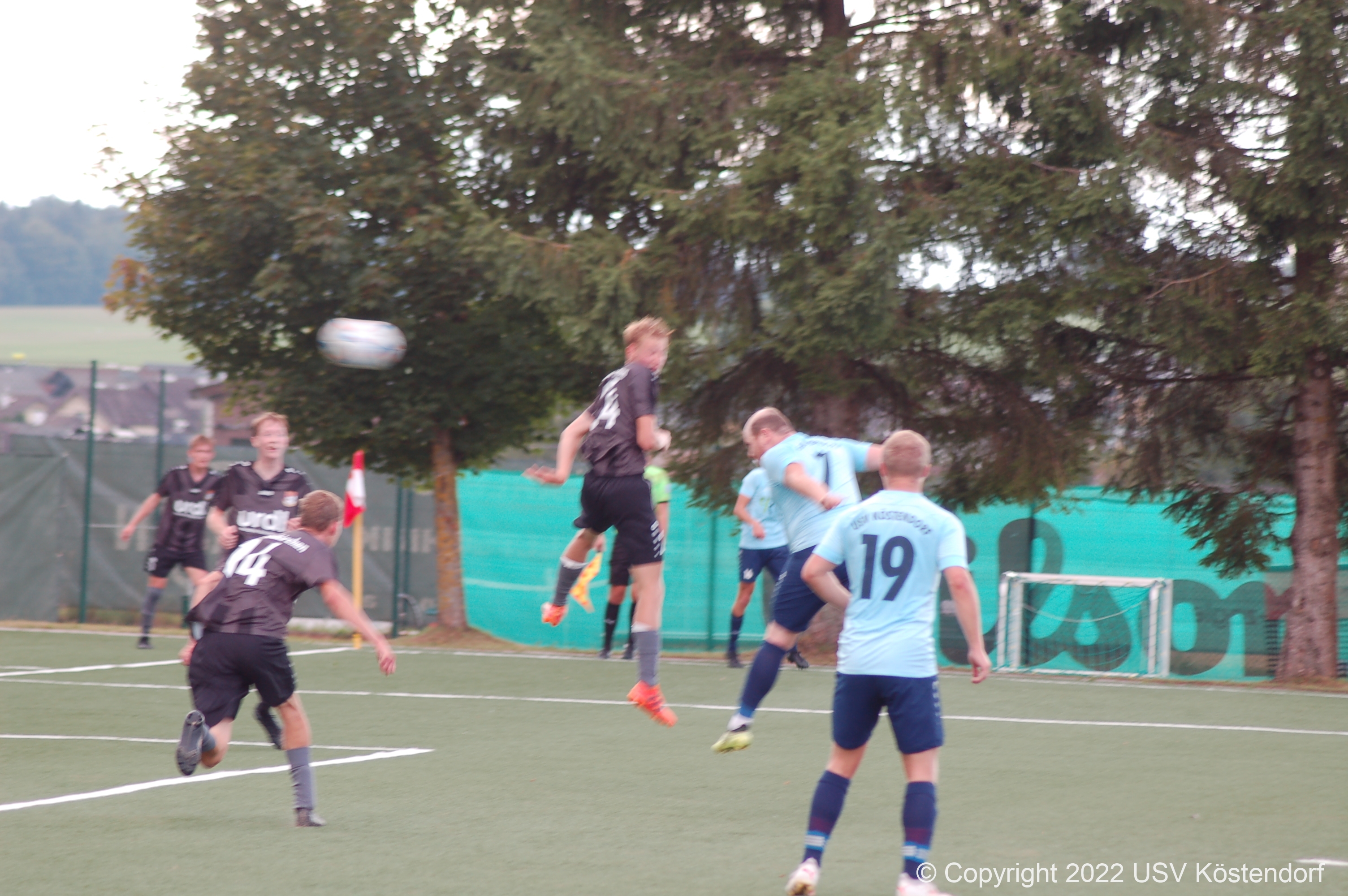 Kopfballungeheuer Kübler trifft nach Traumflanke von Xandi Siller zum 0:2