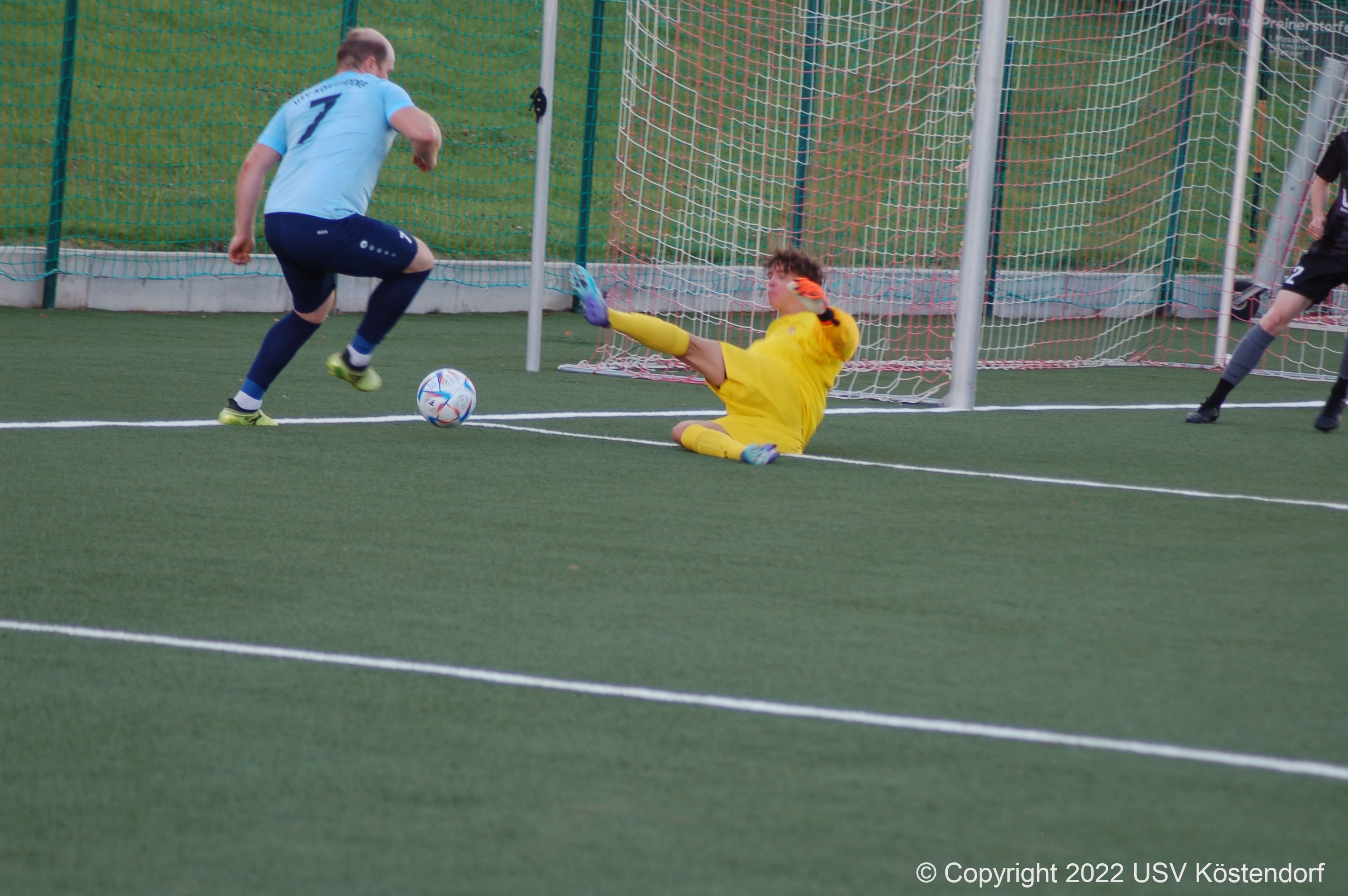 Kübler umdribbelt den Torhüter und bringt den Ball zu Aschenberger