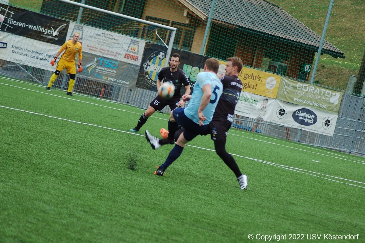 Flanke von Thomas Neumayr auf Michi Kübler, die zum 1:1 Ausgleich führt